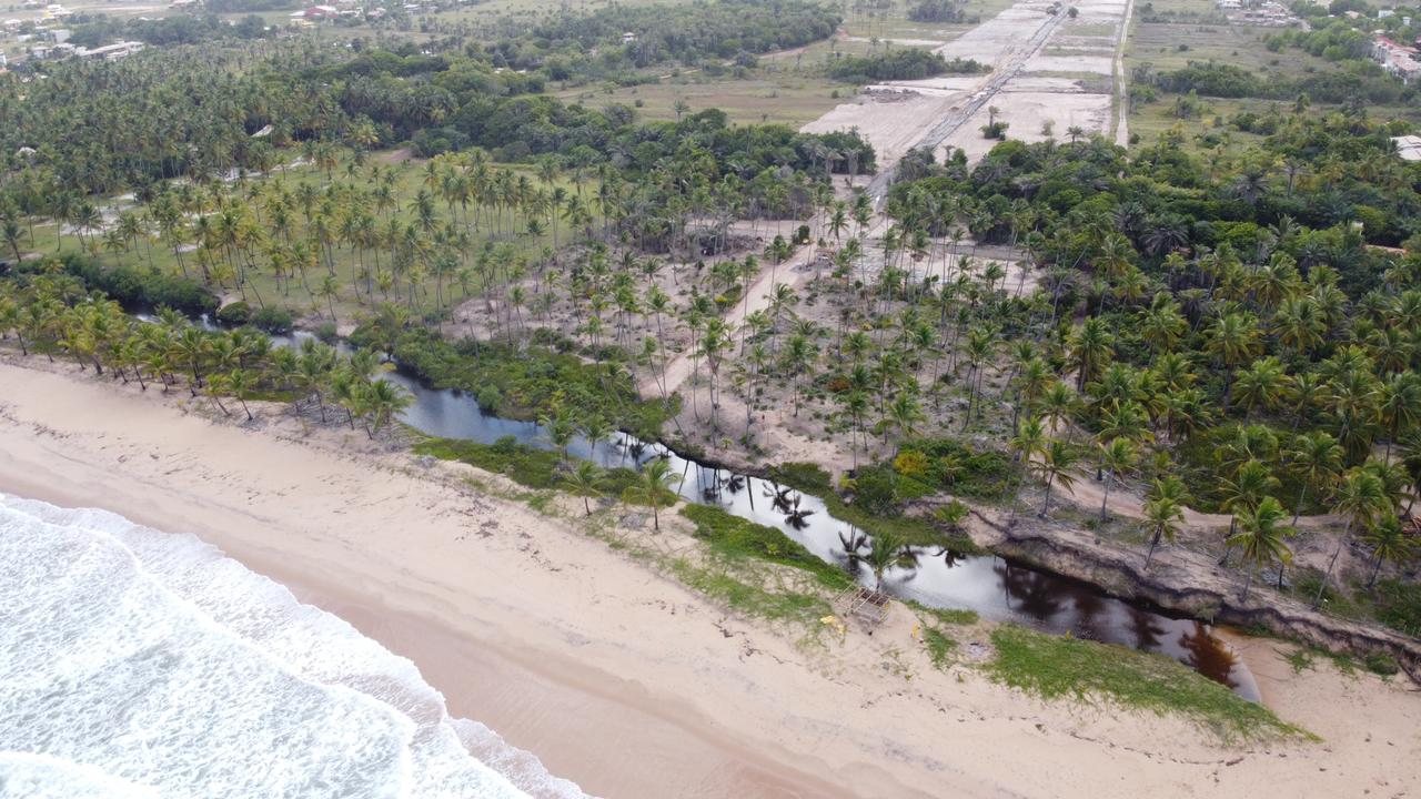 Encontro do rio com o mar na Península de Maraú